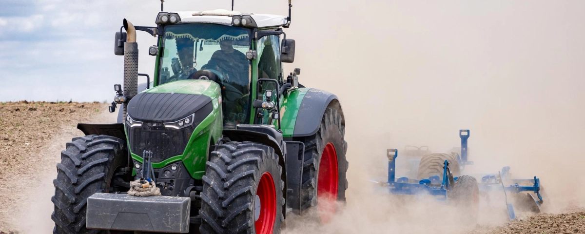 Трактор с кабиной или без: что выгоднее для ежедневной работы в хозяйстве Трактор с кабиной или без: что выгоднее для ежедневной работы в хозяйстве