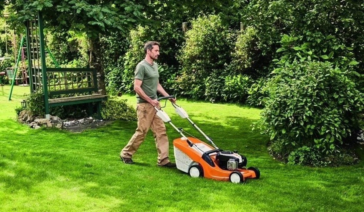 Электрическая и аккумуляторная газонокосилки: отличия