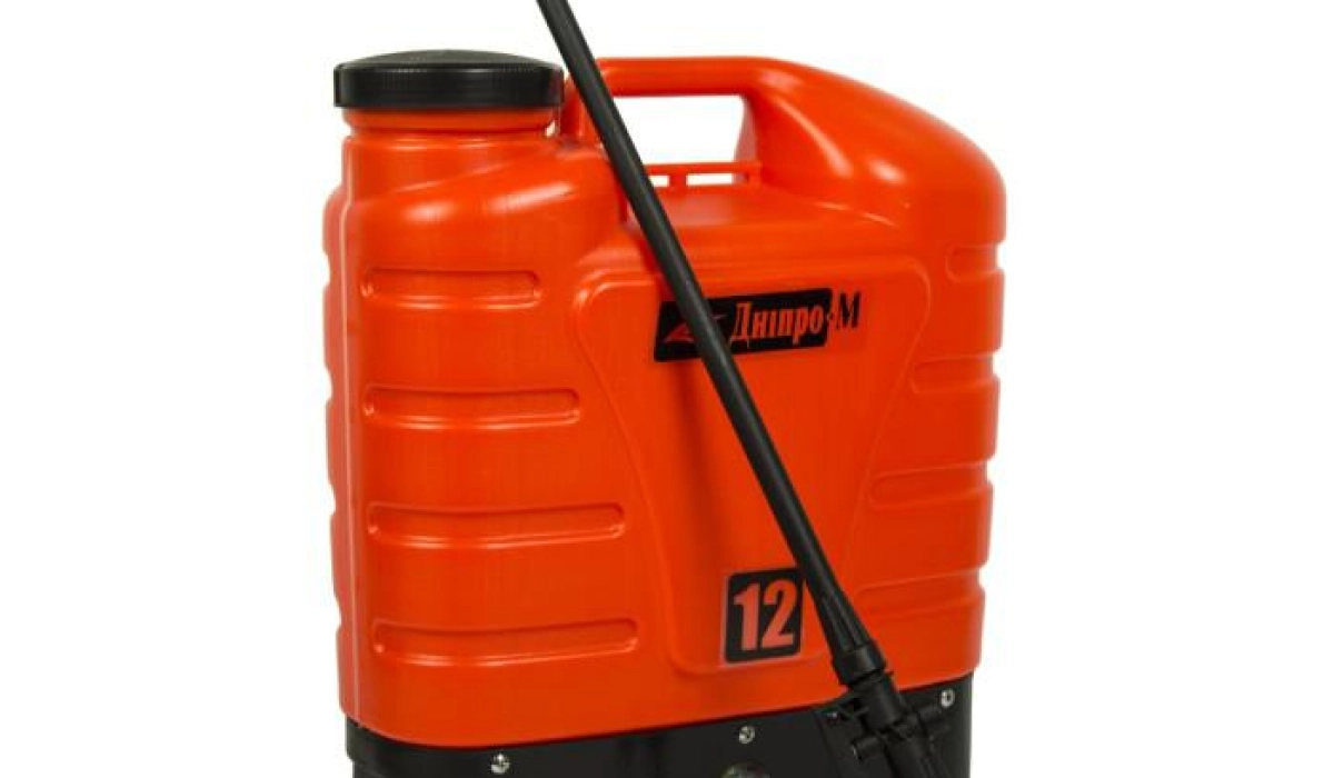 Опрыскиватели для распыления веществ на огороде, ранцевый аккумуляторный и на бензине