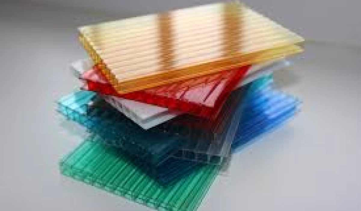 Поликарбонат – востребованный в строительстве материал из группы термопластов