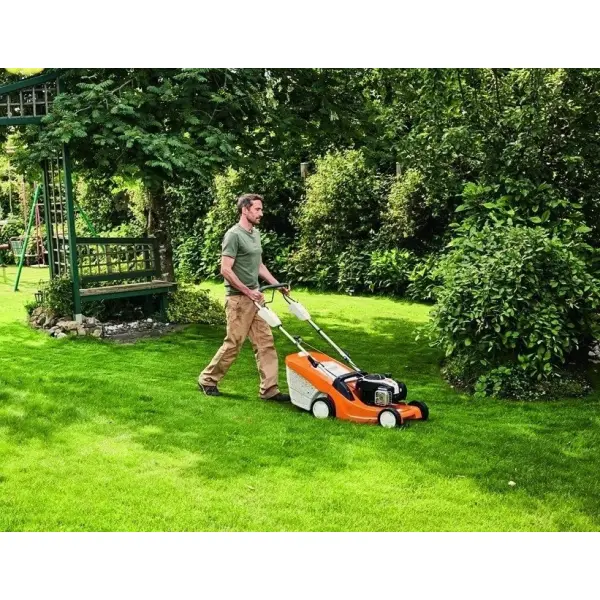 Электрическая и аккумуляторная газонокосилки: отличия