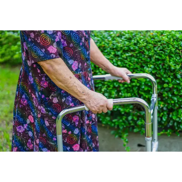 Як вибрати ходунки для літньої людини: без коліс, з двома або з чотирма?