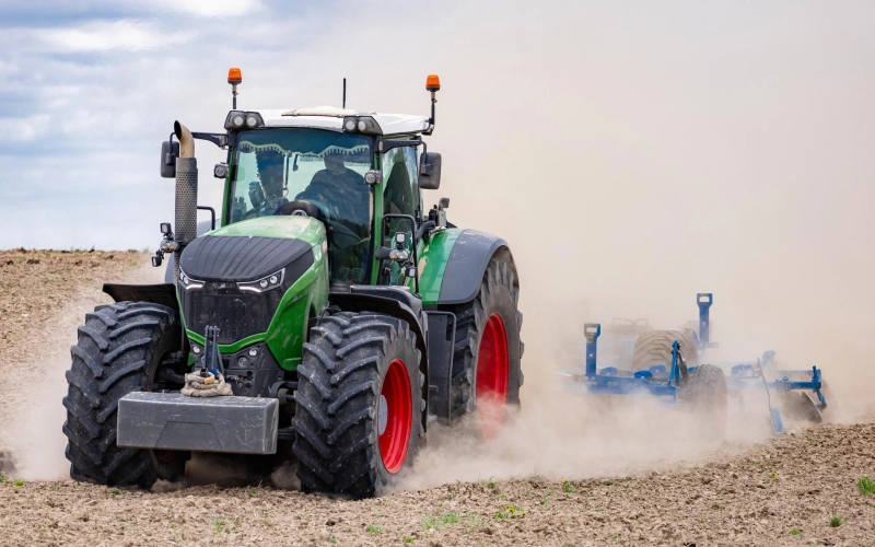 Трактор с кабиной или без: что выгоднее для ежедневной работы в хозяйстве Трактор с кабиной или без: что выгоднее для ежедневной работы в хозяйстве