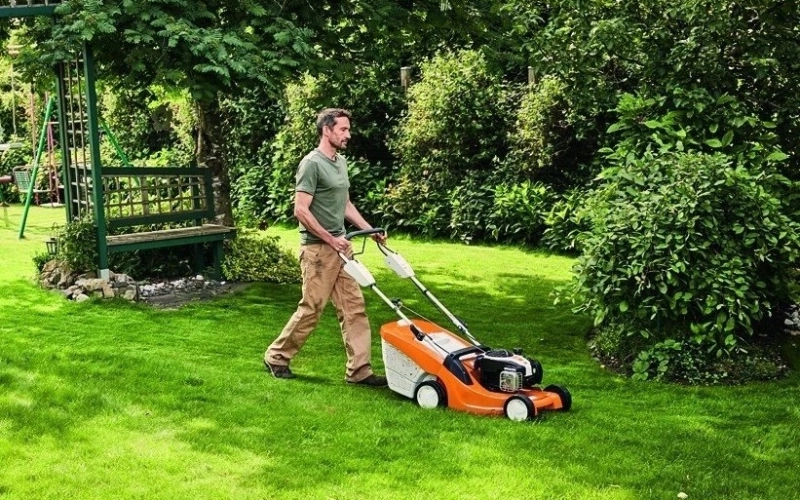 Электрическая и аккумуляторная газонокосилки: отличия Электрическая и аккумуляторная газонокосилки: отличия